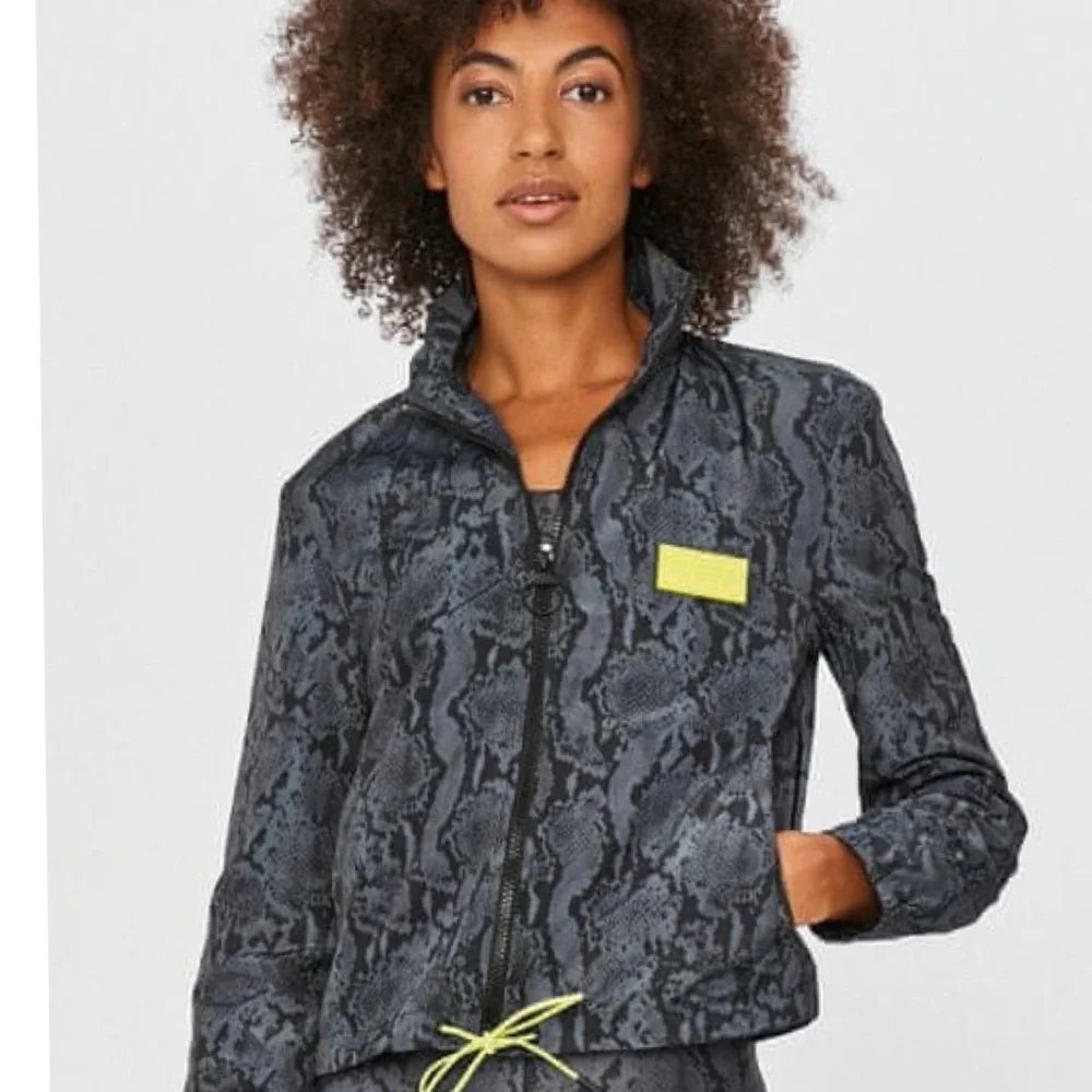 New GUESS Women’s Active Jacket - Picture 5 of 5